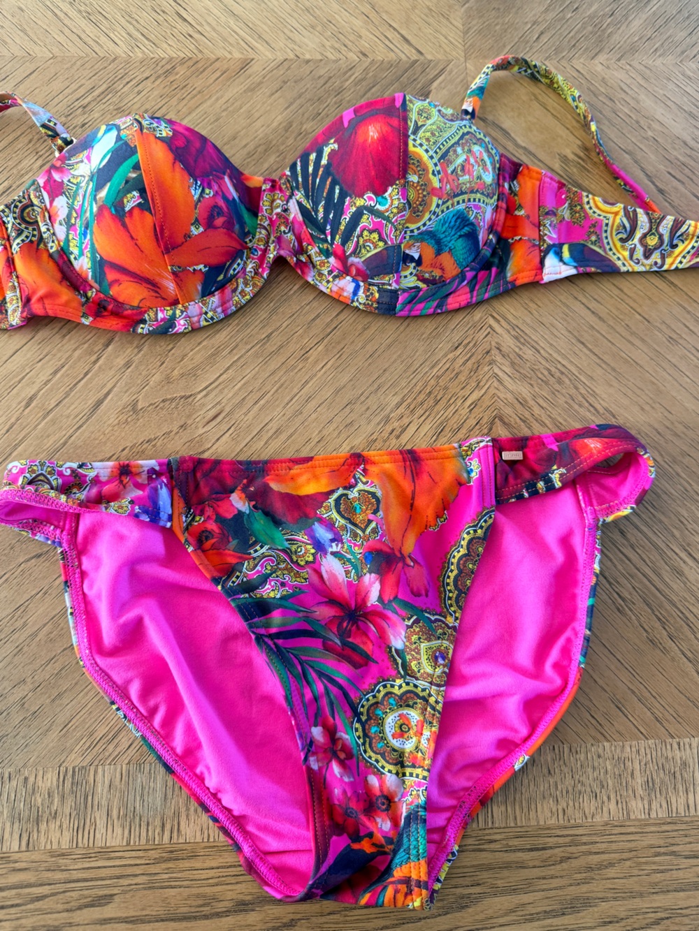 Ted Baker Swim Bikini Set Hibiscus Jungle 🌺 
Top 32 C/D ; bottom 2 (US 6 or S)